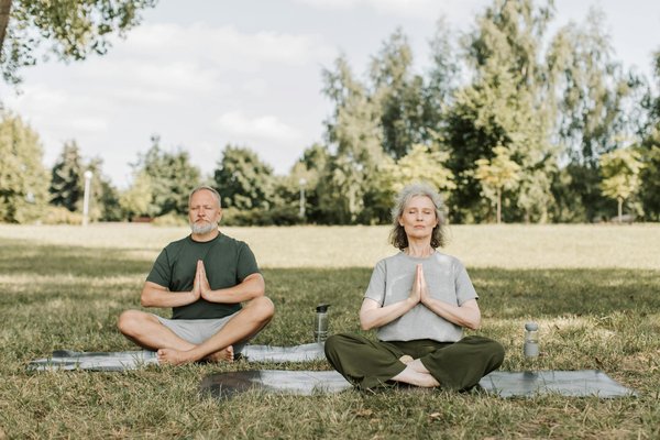 Intégrer la méditation à la pratique du yoga pour les seniors